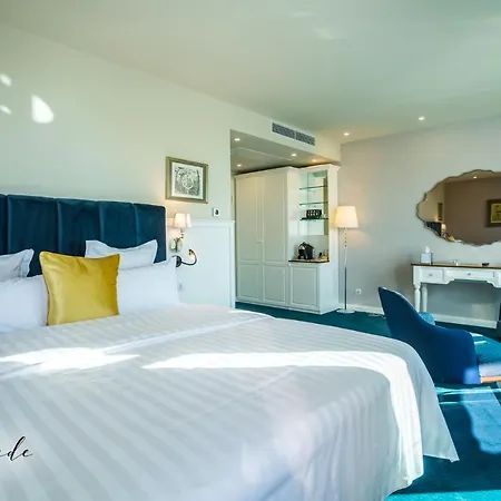 Promenade Hotel